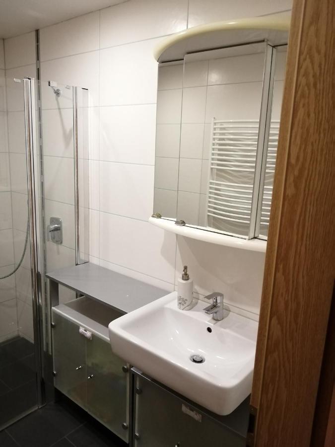 Moderne Ganze Ferienwohnung 1Km Zum Funpark Und Nur 15 Minuten Nach Nuernberg Zirndorf Exterior foto