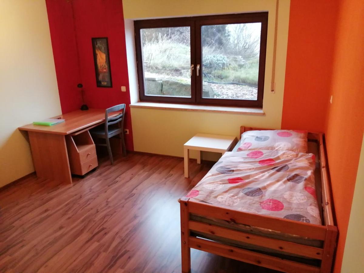 Moderne Ganze Ferienwohnung 1Km Zum Funpark Und Nur 15 Minuten Nach Nuernberg Zirndorf Exterior foto